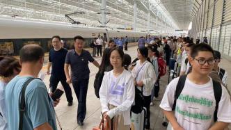 受水害滞留的K1178次列车旅客抵达北京北站