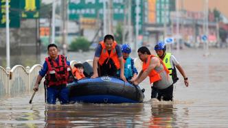 洪水围困涿州数日，仍有上万群众亟待转移