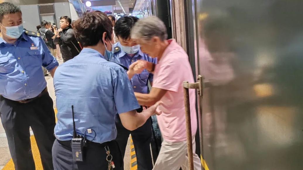 “沒有人比中國人更團結”,三趟受阻列車上的相助故事