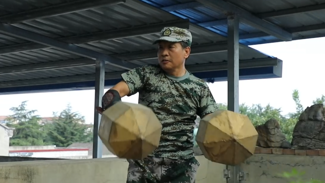 从小爱习武，男子自己钻研做出“方天画戟”等十八般兵器