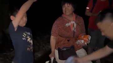 被困兩天兩夜,K396次列車獲救男孩向武警戰士敬禮