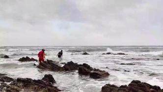两游客被海浪卷入海中，消防队员拉绳索成功救援