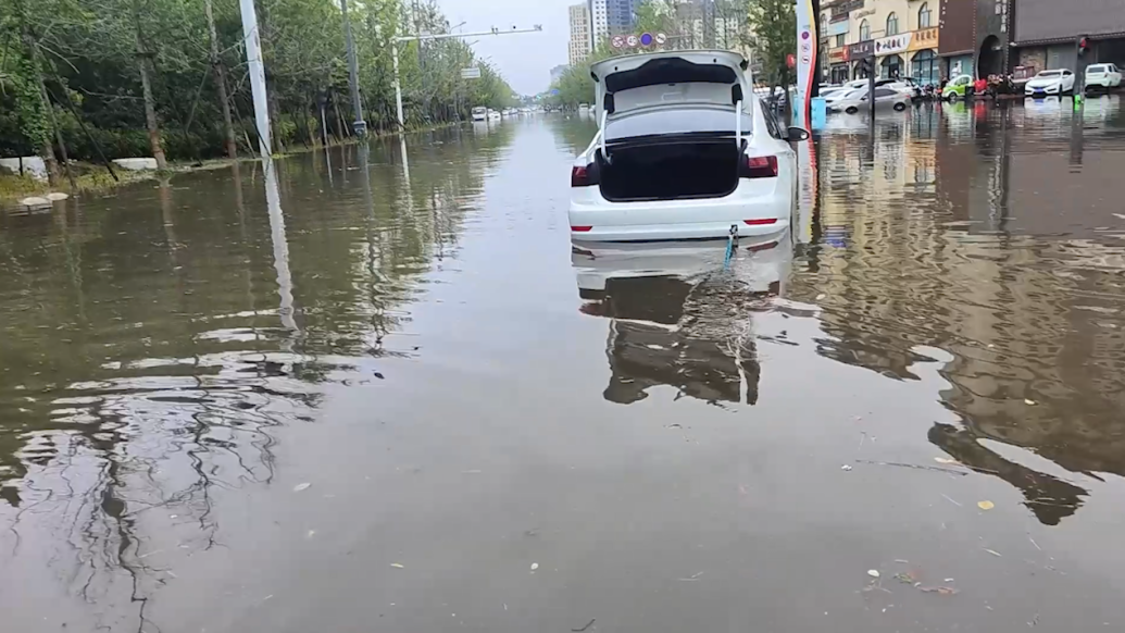 救援队冒雨拖车,被救车主拱手致谢_@所有人_澎湃新闻-The Paper