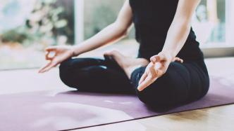 女子称瑜伽课上膝盖摔伤索赔遭拒，培训机构：正跟进此事