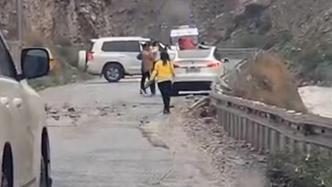 318线巨石砸中特斯拉女孩下车哭着为爸爸求救，伤者已送医