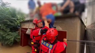 转战两地，救援队员以肩做梯解救水灾受困群众