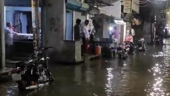 印度暴雨致多处街道被淹，路面积水成河