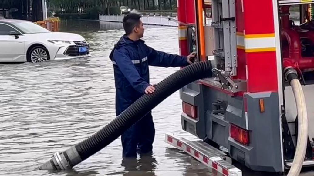 河北衡水大雨致多处积水严重，衡水消防连续5小时紧急排涝