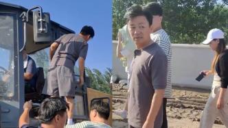 居民拍到王宝强坐铲车到涿州一受灾村庄：他进村看望老人，给村民发物资