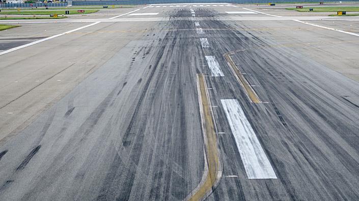 一架无人机试图接近莫斯科被摧毁，伏努科沃机场暂停起降航班