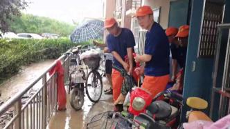 涿州高龄瘫痪老人家中被困四天，消防员紧急将其转移