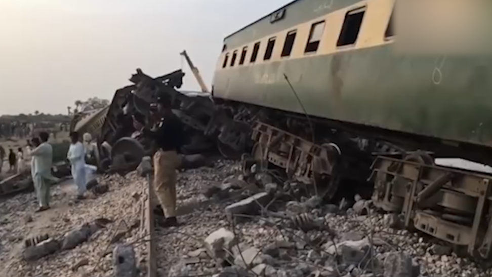 巴基斯坦南部发生火车脱轨事故，已致30死100伤