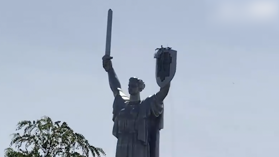 乌克兰“祖国母亲"雕像苏联国徽换成三叉戟