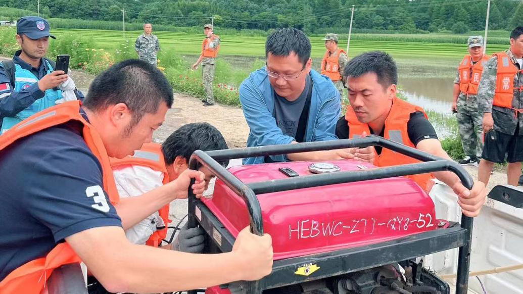 五常多地被淹，黑龍江鐵塔員工坐鏟車深入一線搶通信號