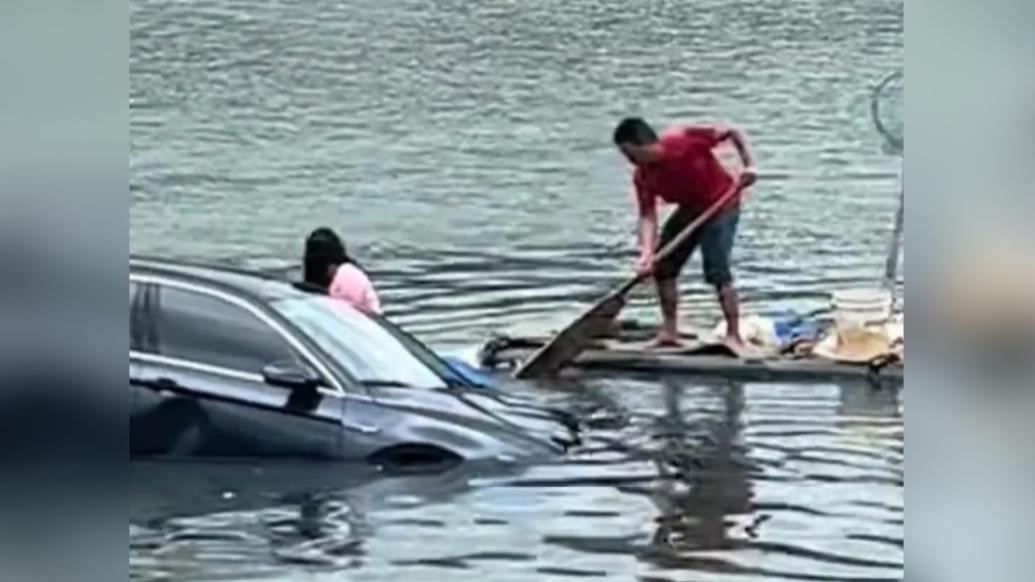 小车冲入水中，村民开竹筏救人拖车一次完成
