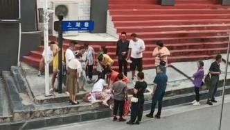 女子突發疾病暈倒路邊，附近藥店老板緊急心肺復蘇救回