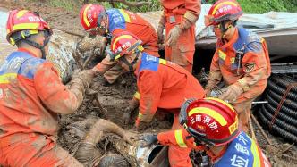 云南德宏发生山体滑坡：3人受困被消防救出，其中2人遇难