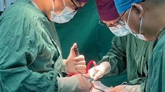 女孩患罕见病脊柱侧弯62°，上海医生植入14枚螺钉拉直脊柱