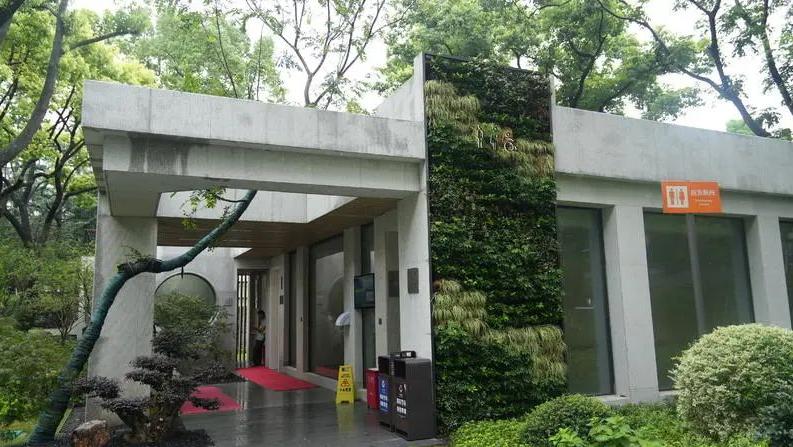 亮點頗多，上海這個廣場公園新建了一座“不一般”的公廁