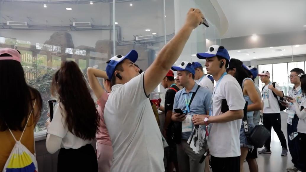 大運(yùn)會(huì)各國(guó)運(yùn)動(dòng)員在成都圓了熊貓夢(mèng)