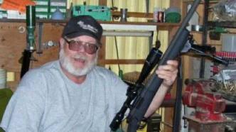 “擦亮狙击枪”，74岁特朗普死忠发文威胁拜登遭FBI射杀
