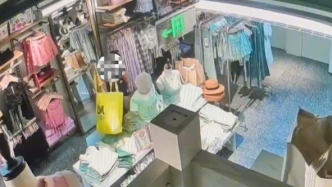 女子在上海一商场连盗7家店铺，服装、香水统统“零元购”