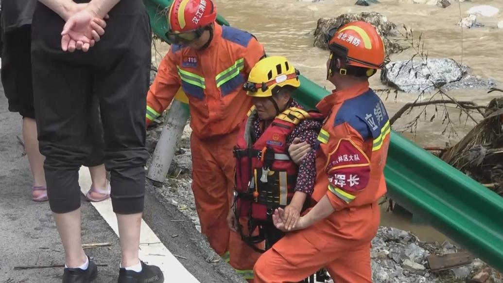 暴雨袭击湖北神农架林区，消防成功转移53名被困群众