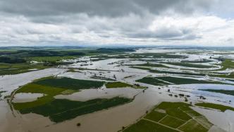 “卡努”北上将影响东北，河流超警戒水位，城村筑堤防汛