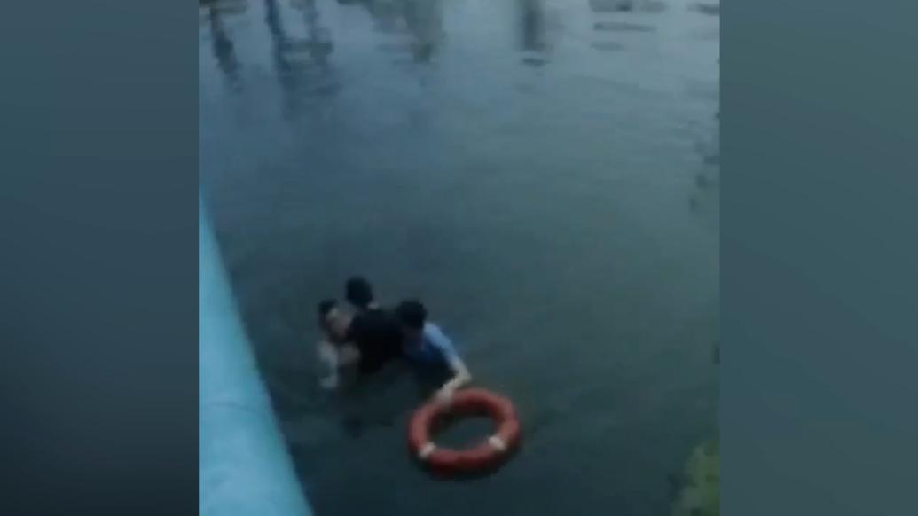 男子报警称要轻生，民警从3米高的桥上跳下救人