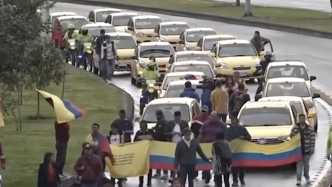 哥伦比亚出租车司机参加抗议活动，要求燃油补贴