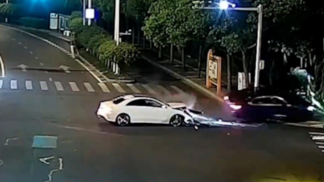 豪車相撞結局意外:雙方無證駕駛,一個棄車逃逸一個找人頂包