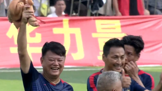 香港明星足球队4：3战胜榕江村民队，获得奖品两只猪脚