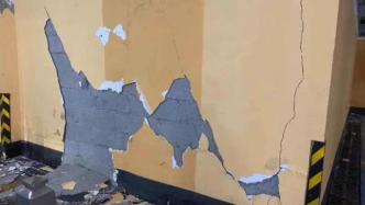 长沙一小区业主称多户居民家墙体开裂，地下车库架钢管加固