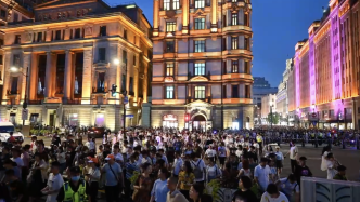 上海外滩暑期迎超大客流：日均超40万人、瞬时峰值破4.7万人