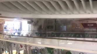 上海漕河泾印象城水管爆裂成“水帘洞”，顾客：电梯都停了