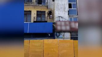哈尔滨一危楼被粉刷外墙引质疑，社区：起警示作用