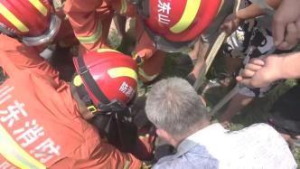 七旬老人坠入6米深井，消防员3次倒挂下井施救