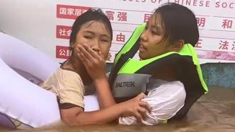 涿州水灾中捂妹妹嘴巴的落水女孩：水很急她害怕，捂嘴是担心叫嚷声给救援添乱