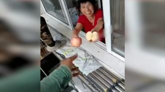 阿姨隔窗给高空作业工人递苹果