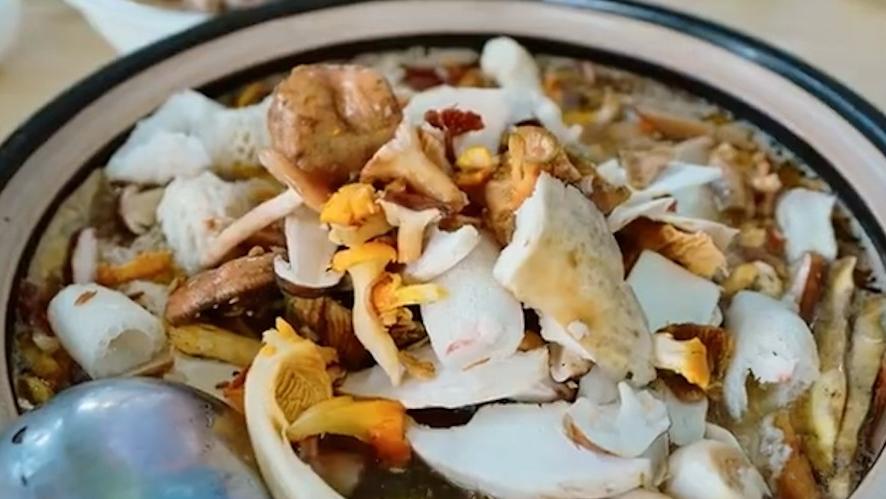 云南易門縣因菌而富,菌子節(jié)首日交易327噸食用菌