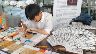 高中生暑假在淄博八大局市场摆摊卖自己的书画作品