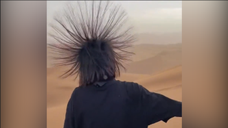 警惕！沙漠游玩中途游客头发突然竖立