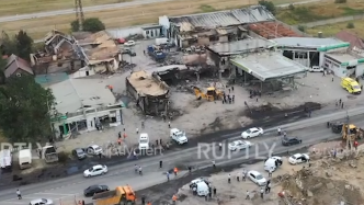 无人机镜头展示马哈奇卡拉加油站爆炸后真实场景