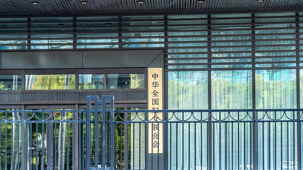 全国妇联追授熊丽、王宏春全国三八红旗手称号