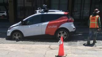 旧金山扩大无人驾驶范围一周：车辆断网堵路，陷进工地混凝土