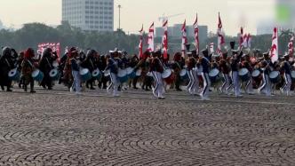 印尼庆祝独立78周年，多型号飞机进行空中特技表演
