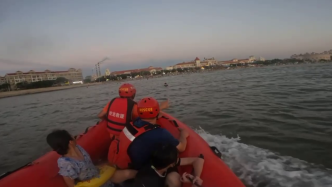 海边游玩遇涨潮，救援队接连救起三名女孩