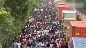 孟加拉国数千名抗议者在首都集会，要求总理辞职