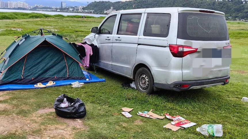 游客在洱海湖滨带内停车露营被罚