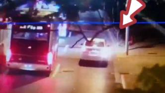 上海一男子酒驾遇设卡，竟倒车后弃车而逃玩起“躲猫猫”